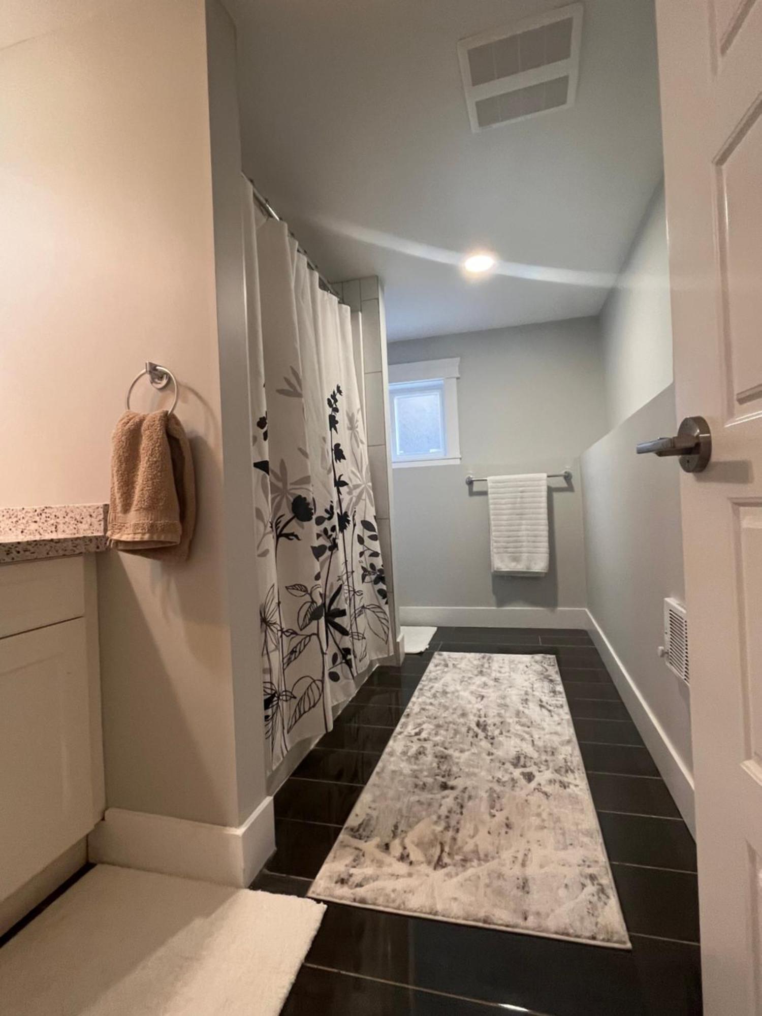 2 Bedroom Suite With Full Kitchen Revelstoke Exterior photo