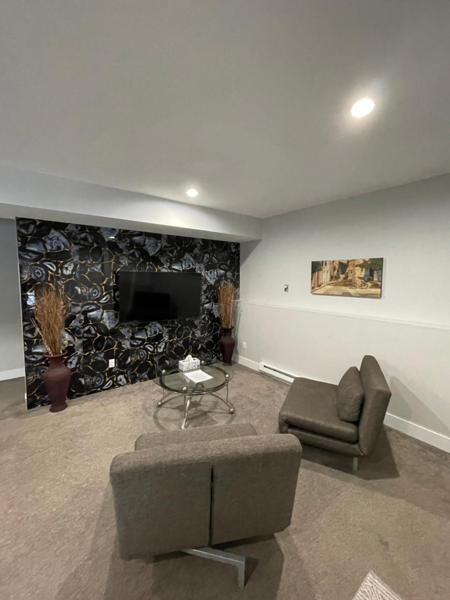 2 Bedroom Suite With Full Kitchen Revelstoke Exterior photo