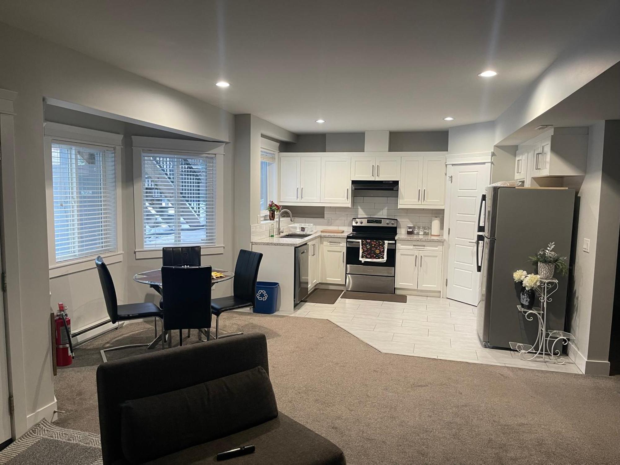 2 Bedroom Suite With Full Kitchen Revelstoke Exterior photo