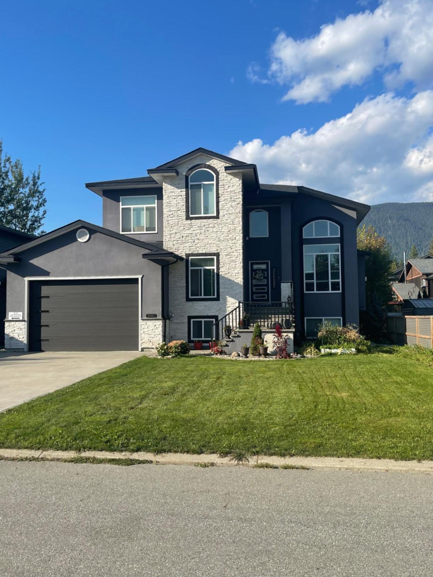 2 Bedroom Suite With Full Kitchen Revelstoke Exterior photo