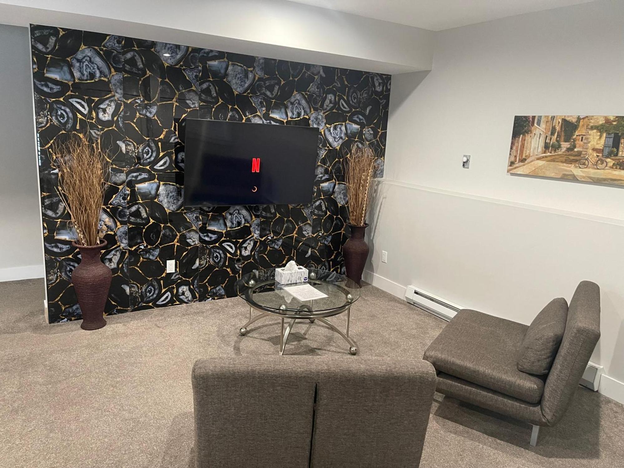 2 Bedroom Suite With Full Kitchen Revelstoke Exterior photo